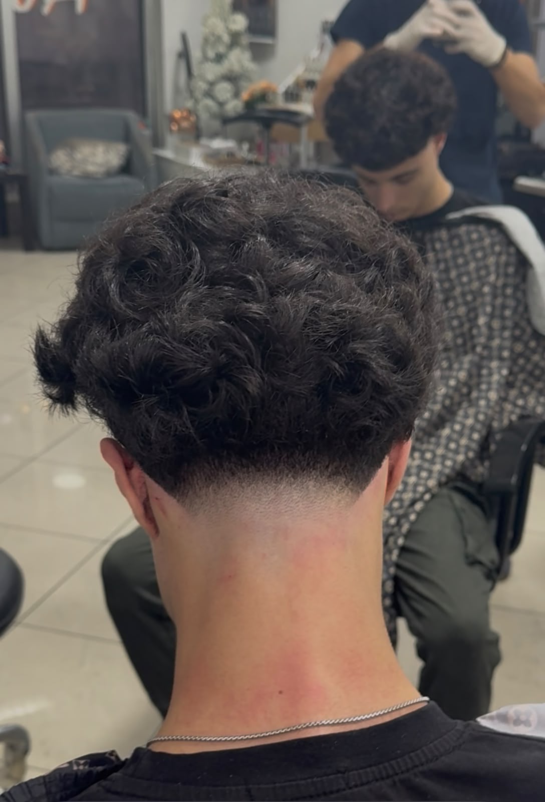 Buzz cut sa oštrom linijom