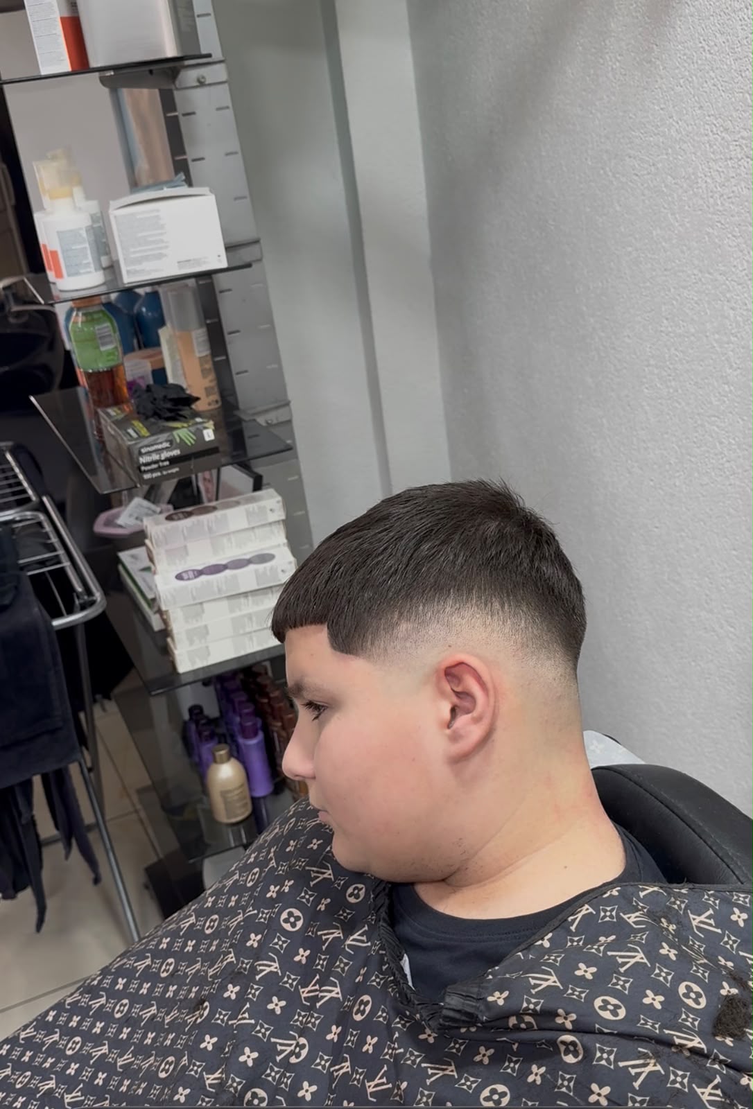 Taper fade sa urednim vrhom